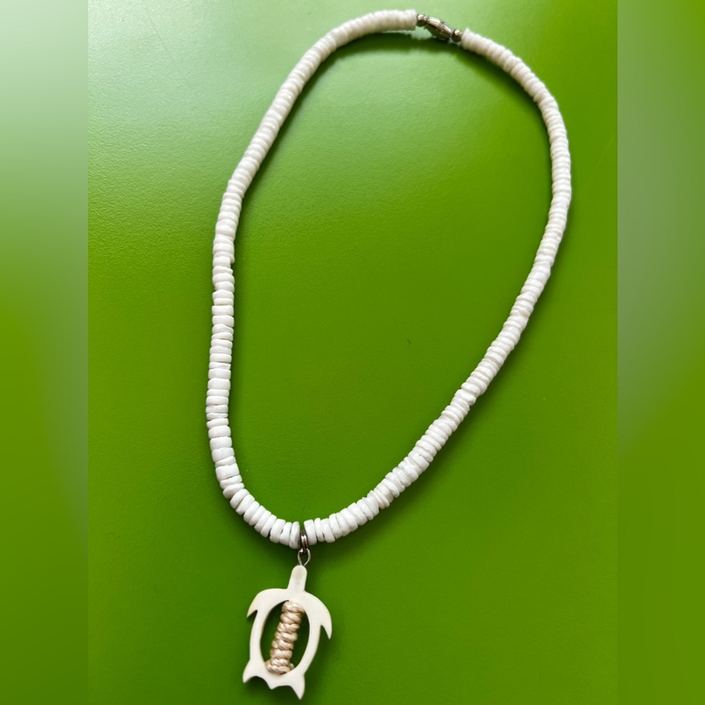 SEA TURTLE Hawaii souvenir necklace beachy tiki heishi shell bone charm